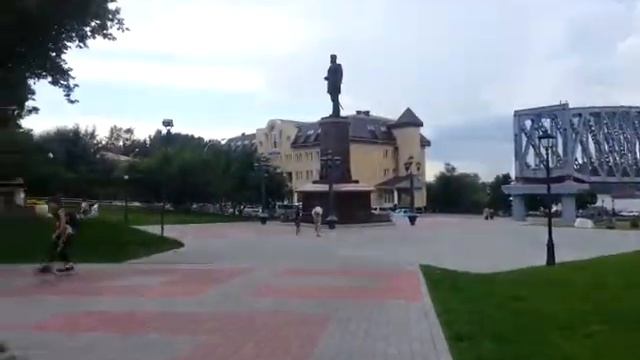 Люди танцуют на улице без музыки. Новисибирск смотреть онлайн