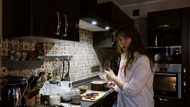 БРАУНИ С ВИШНЕЙ И ШОКОЛАДНЫМИ ЧИПСАМИ/VASILISAMILLENIUM смотреть онлайн