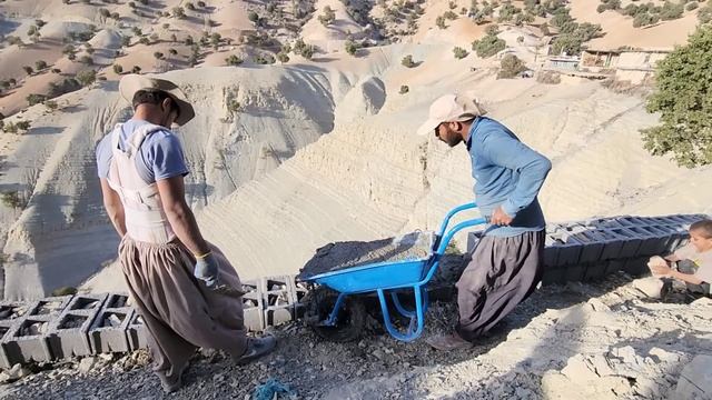 Building a courtyard wall in a difficult place and destroying the building by natural resources смотреть онлайн