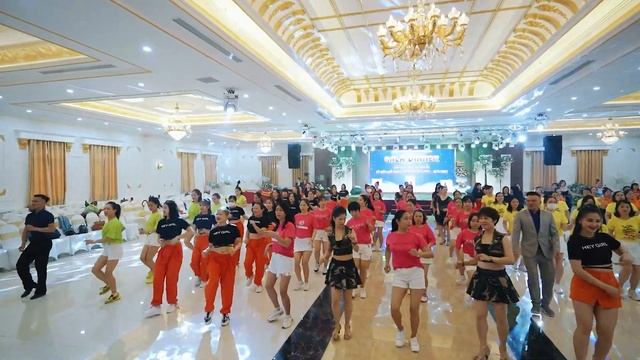 Nhảy đồng diễn tập thể bài 18 bước смотреть онлайн