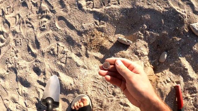 ПОИСК ЗОЛОТА И СЕРЕБРА НА ПЛЯЖЕ С МЕТАЛЛОИСКАТЕЛЕМ! Пляжный коп на ЧЕРНОМ МОРЕ. Поиск монет смотреть онлайн
