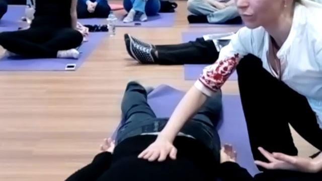 Обучение холистическому интуитивному массажу. Позы на животе, на боку, на спине смотреть онлайн