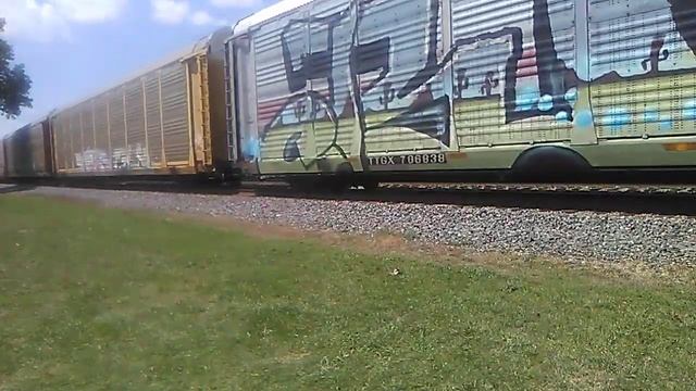 CSX SD70MAC Trails On An Autoracks Through Berea смотреть онлайн