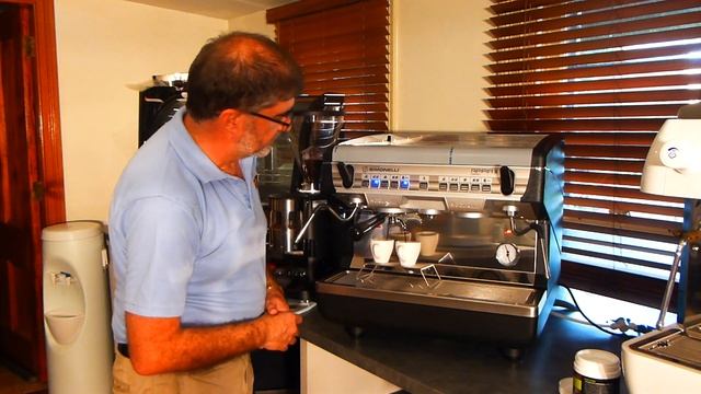 Programming your Nuova Simonelli Appia ii Compact 2 Group Coffee Machine смотреть онлайн