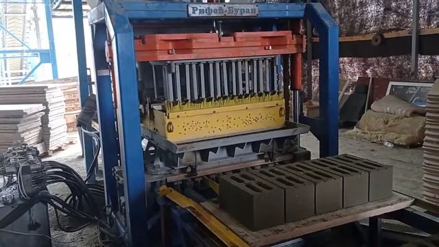 Производство отсевблоков на вибропрессе Рифей Буран-Бесстеллажный смотреть онлайн