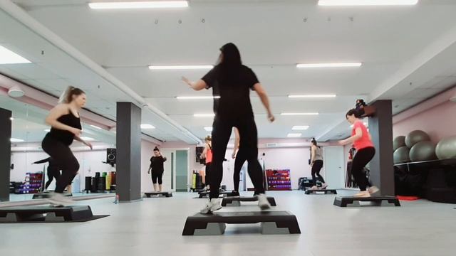 СТЕП АЭРОБИКА ЦЕЛОЕ ЗАНЯТИЕ / СИЛОВАЯ НА СТЕПЕ / КАРДИО ТРЕНИРОВКА смотреть онлайн