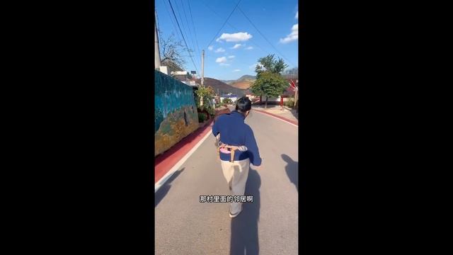 老挝丈母娘一家第一次吃中国农家乐，宴席过后还有节目，老挝两姐妹唱歌真好听【老挝七号先生】 смотреть онлайн