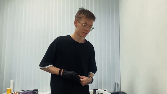 МАСТЕР НАБИЛ ТАТУ НА ДРУГОМ МЕСТЕ смотреть онлайн