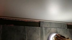 Плитка к натяжному потолку. Два способа укладки.