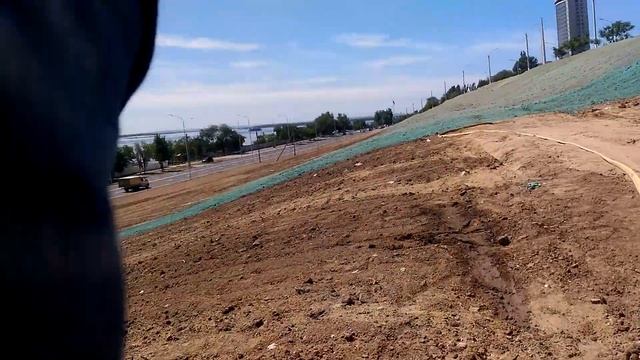 Я тоже думал, что это красят землю на набережной.