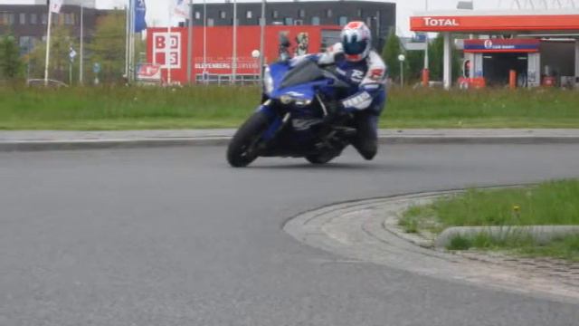 Yamaha R6 Richard en Koen knietje aan de grond...knee down смотреть онлайн
