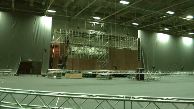 METRON -LAYHER-SCAFFOLDING - WALL FOR SCREEN PROJECTION 26X8 WITH VERTICAL DANCERS METROPOLITAN EXP смотреть онлайн