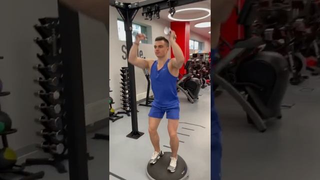 Присед на BOSU с последующим жимом с гантелями смотреть онлайн