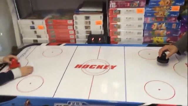 Видео захватывающей настольной игры аэрохоккей. Как приятно провести время смотреть онлайн