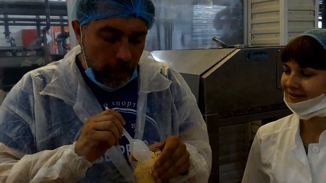 Известный журналист Олег Колесников пробует сырное зерно смотреть онлайн