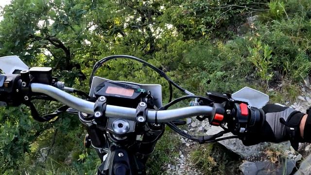 ТЕСТ ДРАЙВ SUR-RON ULTRA BEE 2023 на супер хардовой подъеме смотреть онлайн