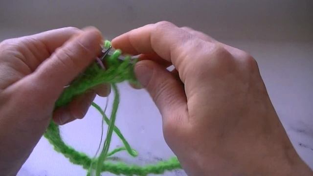 ЭТУ ШАПОЧКУ МОЖЕТ СВЯЗАТЬ КАЖДЫЙ!!! ШАПКА РЕЗИНКОЙ, КОТОРАЯ ПРИДАЕТ ОБЪЕМ ИЗ ПРЯЖИ ПУХ НОРКИ. смотреть онлайн