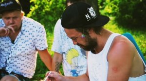 Прикол! Парни пробуют сюрстрёмминг ( жуткий деликатес)