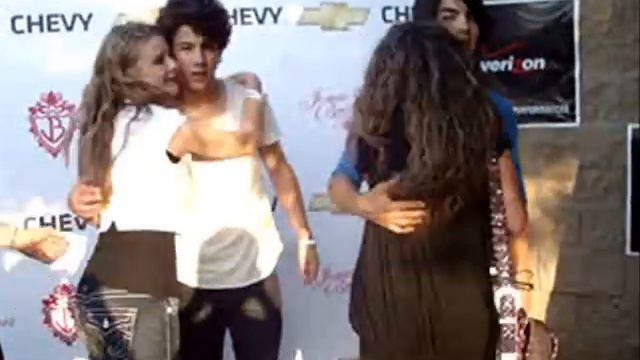 Savannah and Kendra meeting the Jonas Brothers. смотреть онлайн
