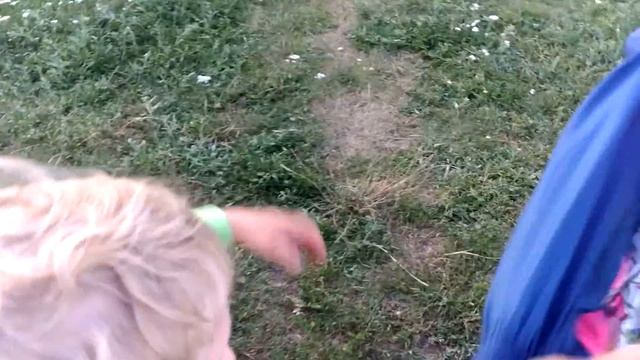 Запускаем пенопластовый самолёт с горки вместе с Мамой! смотреть онлайн