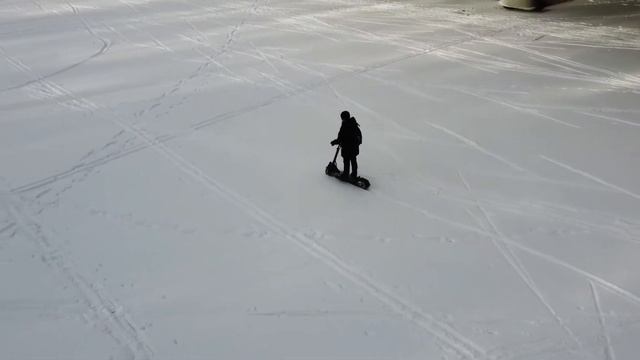 По снегу на электросамокате смотреть онлайн