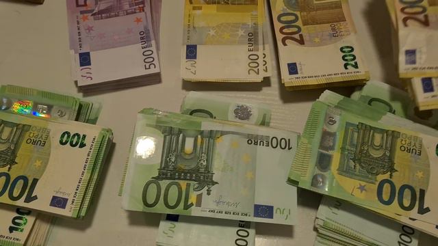 500,000 EUR in cash. смотреть онлайн