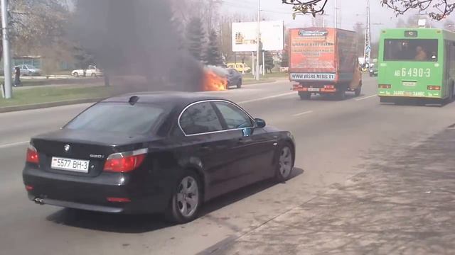 Гомель. ул. Советская 143.. Машина охваченная пламенем смотреть онлайн