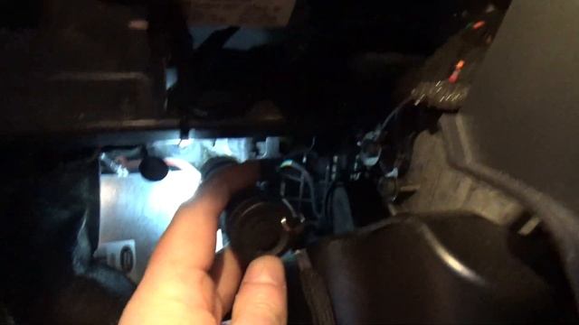 Wiring through the bulkhead - Land Rover Freelander 2 / LR2 смотреть онлайн