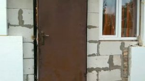 Установка металлической двери на мокрый фасад