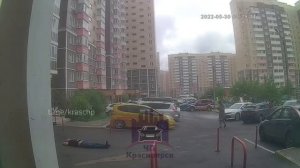 В Красноярске в Покровском из окна выпал 57-летний мужчина