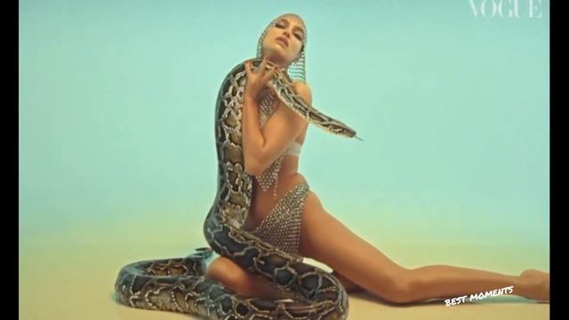 Ирина Шейк и большая змея 🐍 смотреть онлайн