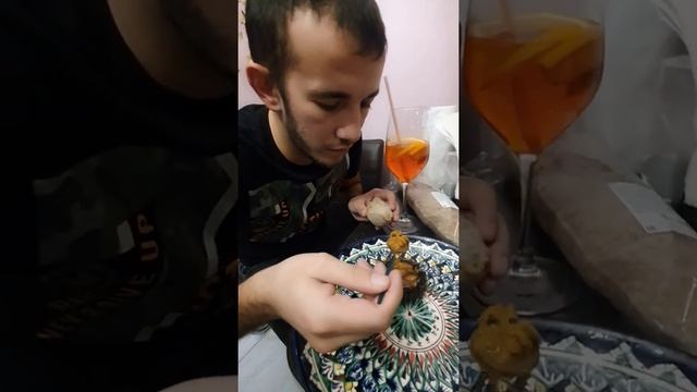 Мой парень первый раз пробует Морских ежей?????? #польза #полезно #здоровоепитание