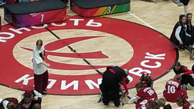 Дети-спортсмены убирают площадку после соревнований!