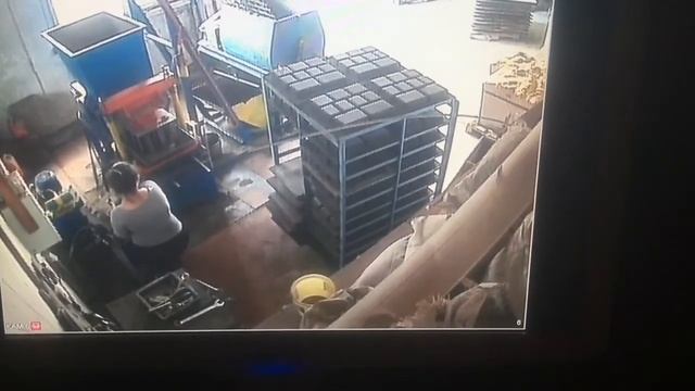 Вибропресс Кондор 2. девушки работают на производстве тротуарной плитки.￼￼ смотреть онлайн