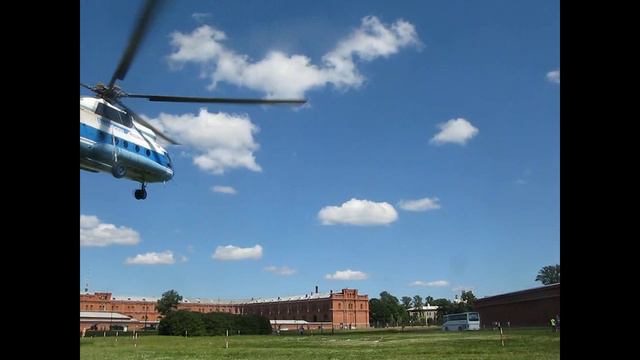 Посадка экскурсионного вертолёта в Петропавловской крепости смотреть онлайн