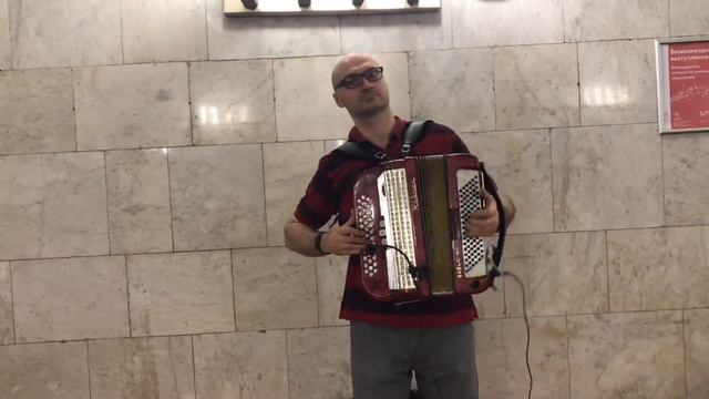 Виртуозный баянист в московском метро | Звуки Улиц #151 смотреть онлайн
