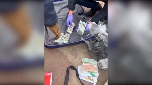 У арестованного мэра Усть-Кута Душина изъяли пачки денег смотреть онлайн