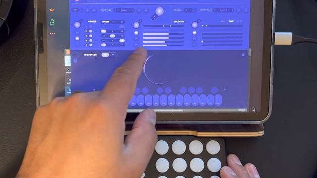 Off-Grid midi controller and Atom 2 in AUM making a simple melody смотреть онлайн