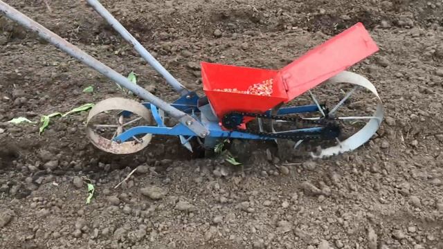 Сеем кукурузу ручной сеялкой смотреть онлайн