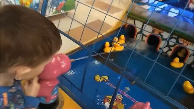 Ярик играет в автоматы / Торговый центр смотреть онлайн