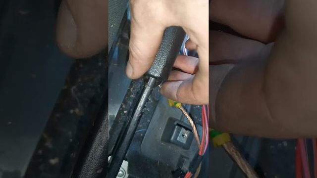 Кнопка ручник не возвращается и не фиксируется. Не помогает растяжка пружины решение тут смотреть онлайн