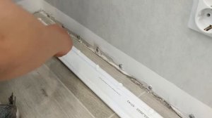 Плинтус не закрывает щель между стеной и ламинатом. Что делать?