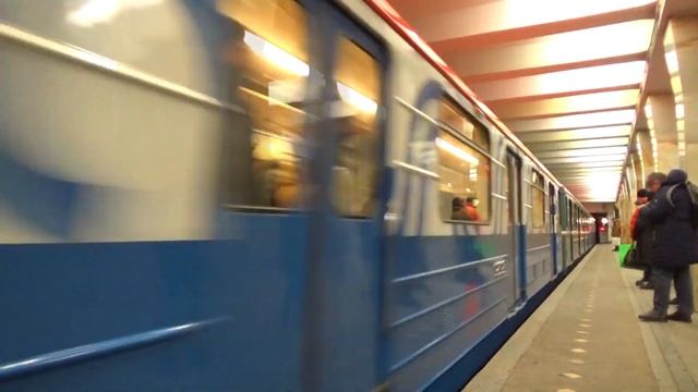 "Первый брендовый Номерной!" Электропоезд 81-717/714 №84 на станции метро Варшавская смотреть онлайн