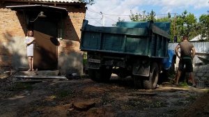 Влог: ЗИЛ-130 завёз 3 куба песка. Во дворе найден клад.