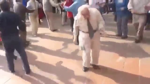 Танец деда который ВЗОРВАЛ ИНТЕРНЕТ смотреть онлайн