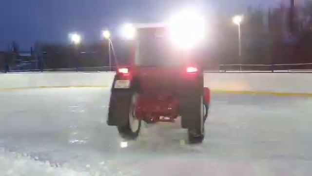 Трактор Т-25. Чистим детям каток,немного развлекается) смотреть онлайн