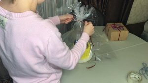 Упаковка в прозрачную плёнку корзину из трикотажной пряжи, коробка или слюда? подарок своими руками