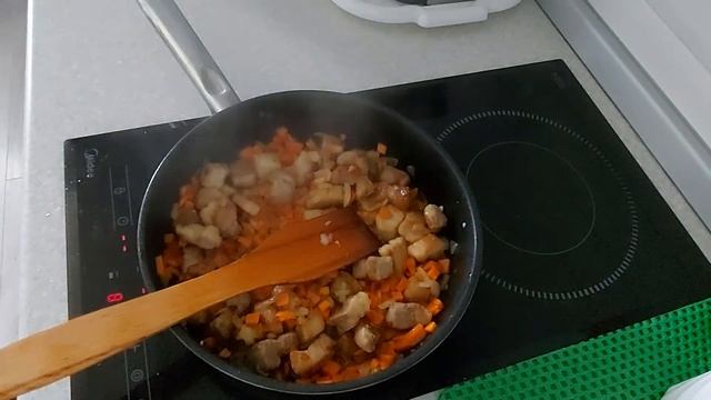 Жаркое со свининой и грибами в сковороде. смотреть онлайн