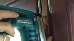 Аккумуляторный шпилькозабивной пистолет Makita BPT350 в работе