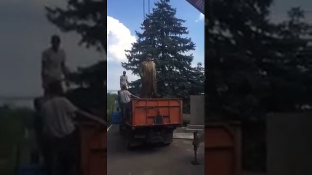 В с Качкарівка демонтували леніна (Бланк)... смотреть онлайн